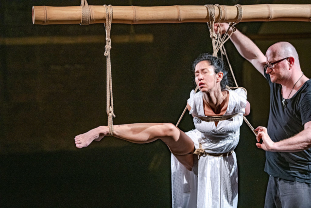 Performance Shibari Lounge Antwerp Kinbaku