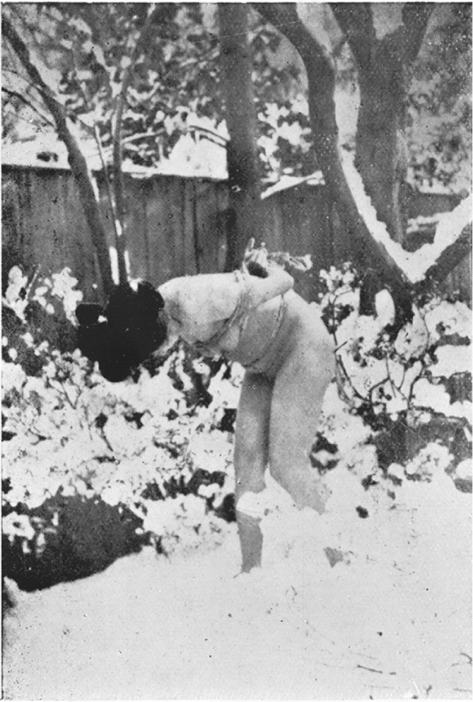 Frau im Schnee, gefesselt
