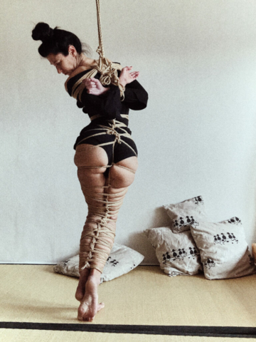 Woman in jute ropes Semanawa