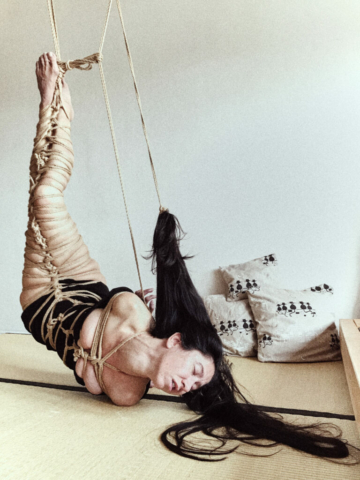 Woman in jute ropes Semanawa
