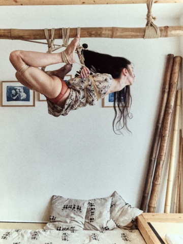 Woman in jute ropes Semanawa