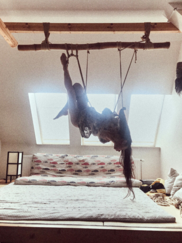 Woman in jute ropes Semanawa