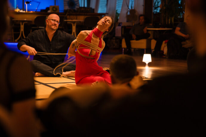 tying couple kinbaku performance discoverkinbaku